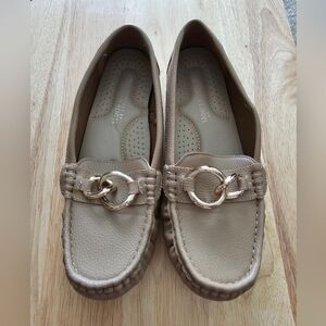Comfort by Alexis Bendel Tan Loafers Size 8.5 Gold Chain Slip On Flats